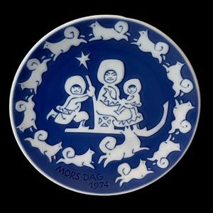 Royal Copenhagen MORS DAG 1974, 6” plate (MOTHER DAY) Inuit Sled Dogs Mother